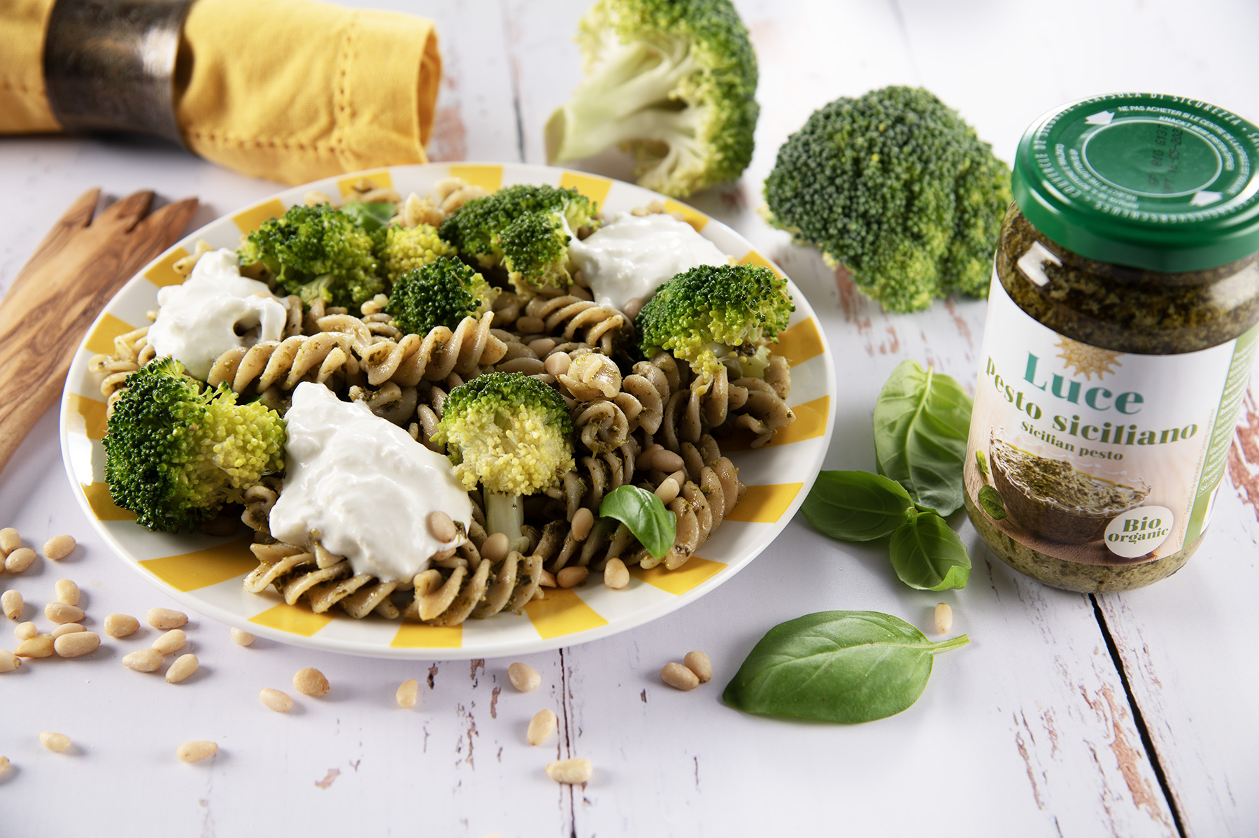 Fusilli demi complets au brocoli, stracciatella et pesto